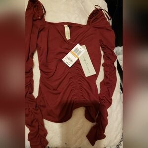 NWT- SM WOMEN KINGSTON GREY RUCHED KNIT LONG SLEEVE SHIRT.